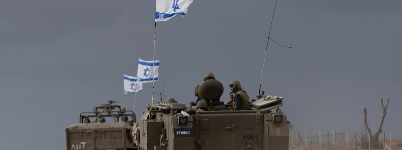 Israelische Soldaten manövrieren gepanzerte Militärfahrzeuge entlang der israelischen Grenze zum Gazastreifen. - Foto: Ohad Zwigenberg/AP/dpa
