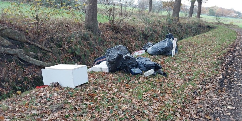 POL-SE: Appen - Unerlaubter Umgang mit Abfall - Unbekannte entsorgen ihren Müll am Feldweg - Polizei sucht Zeugen - Foto: presseportal.de
