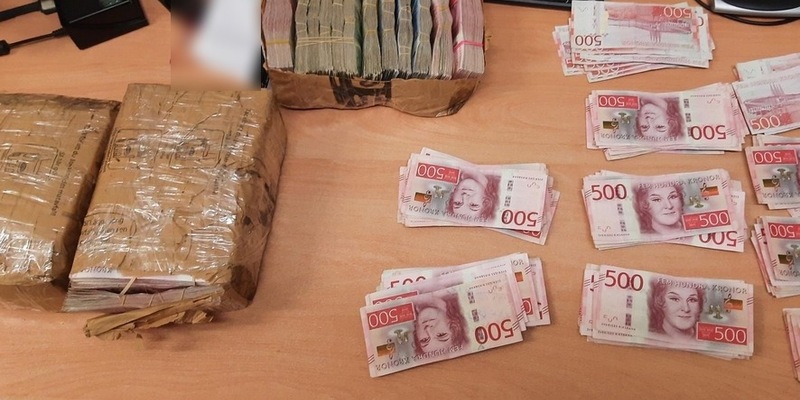 BPOL-FL: Handewitt - Eingeschweißte Pakete enthalten 2,5 Millionen schwedische Kronen - Foto: presseportal.de