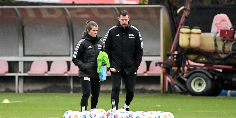 Interimstrainer Marco Grote und Co-Trainerin Marie-Louise Eta bereiten eine Trainingseinheit vor. - Foto: Matthias Koch/dpa