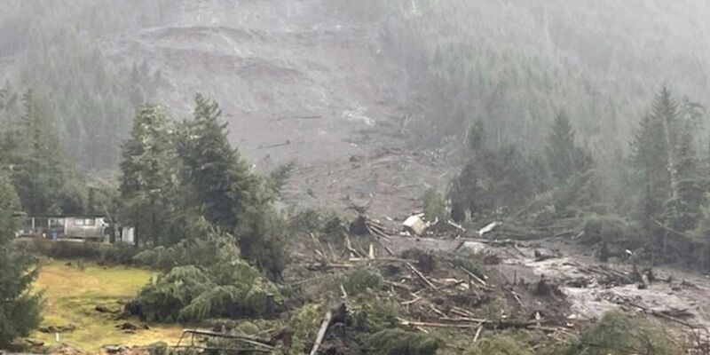 Ein Erdrutsch hat in einer abgelegenen Gegend im US-Bundesstaat Alaska Häuser zerstört. - Foto: Uncredited/U.S. Coast Guard/AP/dpa