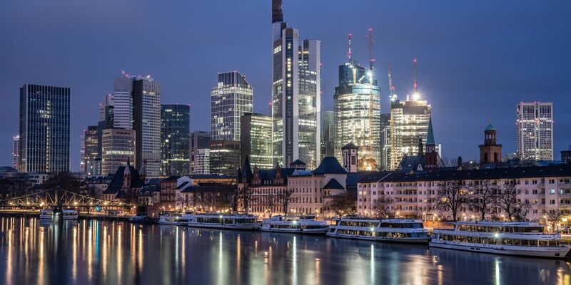 «Die Banken des Euroraums profitieren von steigenden Zinsen, sehen sich aber mit Gegenwind durch höhere Finanzierungskosten, schlechtere Qualität der Aktiva und geringere Kreditvolumina konfrontiert», fasst die EZB zusammen. - Foto: Frank Rumpenhorst/dpa