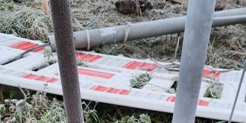 BPOL-FL: Quarnstedt - Übungsmine bei Bauarbeiten am Bahnübergang gefunden - Bahnstrecke kurzfristig gesperrt - Foto: presseportal.de