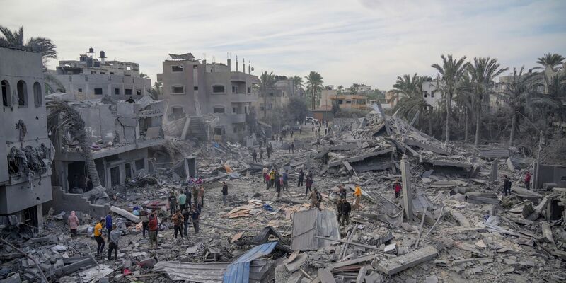 Zerstörungen nach israelischer Bombardierung im Gazastreifen. - Foto: Hatem Moussa/AP/dpa