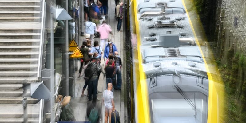 Wie können wir die Verkehrswende schaffen? Allein das Deutschlandticket reiche nicht aus, meint der VCD. - Foto: Felix Kästle/dpa