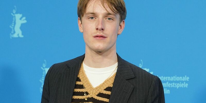 Louis Hofmann spielte unter anderem in den Netflix-Serien «Alles Licht, das wir nicht sehen» und «Dark» mit. - Foto: Joerg Carstensen/dpa