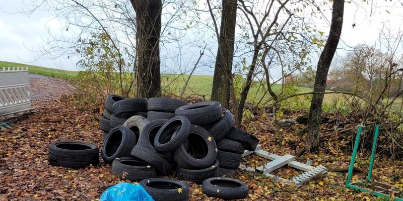 POL-UL: (GP) Böhmenkirch - Altreifen entsorgt / In den vergangenen Tagen hatte ein Unbekannter bei Böhmenkirch eine größere Menge Reifen entsorgt. - Foto: presseportal.de