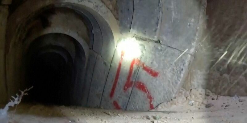 Bild aus einem vom israelischen Militär veröffentlichten Video, das Bodycam-Aufnahmen aus dem Inneren eines Tunnels zeigt. - Foto: Uncredited/Israel Defense Forces/AP/dpa