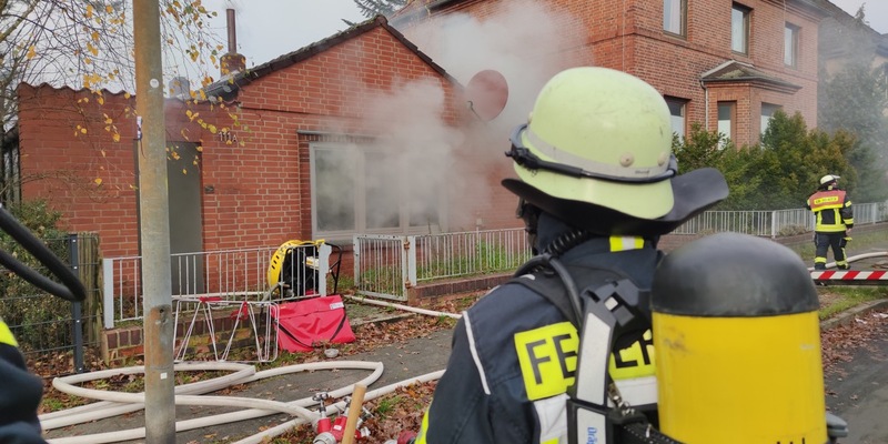 FW Celle: Geschossdecke durchgebrannt - Feuer in einem Gebäude in Celle - Foto: presseportal.de