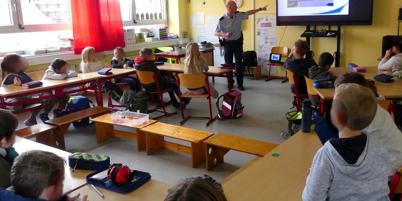 BPOL NRW: Bundespolizei leistet wertvolle Präventionsarbeit an Schulen - Bahnprävention mit über 50 Schülerinnen und Schülern - Foto: presseportal.de