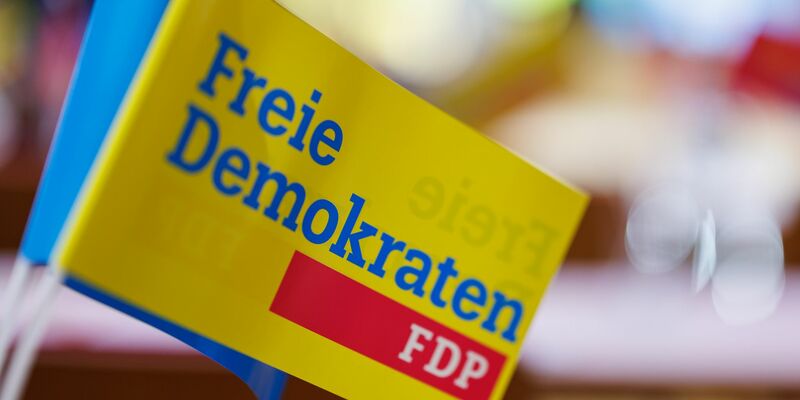 Dem Vorstoß für eine Mitgliederbefragung über die weitere Beteiligung der FDP an der Ampel-Koalition haben sich bisher mehr als 600 Parteimitglieder angeschlossen. - Foto: Daniel Karmann/dpa