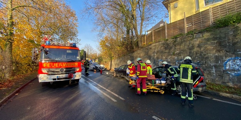 FW-MH: Verkehrsunfall mit vier beteiligten Fahrzeugen -zwei schwer verletzte Personen- - Foto: presseportal.de