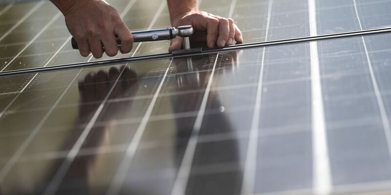 Montage von Photovoltaikmodulen auf dem Dach eines Wohnhauses. - Foto: Marijan Murat/dpa