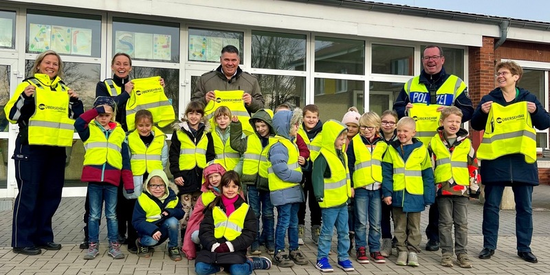 POL-UN: Werne/Kreis Unna - Auftaktveranstaltung der gemeinsamen Kinderwarnwesten-Aktion von VKU, Kreis Unna und Polizei an der Uhlandschule - Foto: presseportal.de