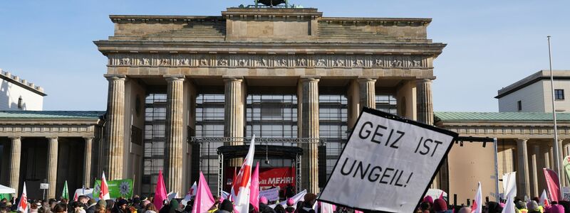 Demonstration am Brandenburger Tor in Berlin. - Foto: Soeren Stache/dpa