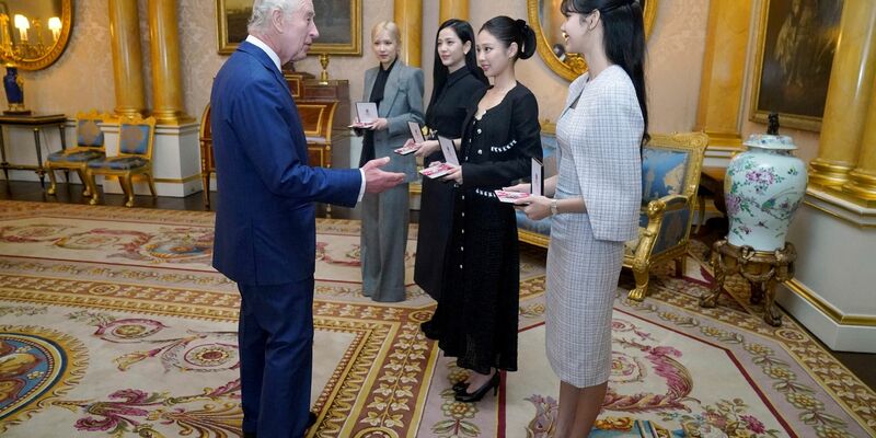 König Charles III. ehrt Blackpink im Buckingham Palast. - Foto: Victoria Jones/Pool PA/AP/dpa