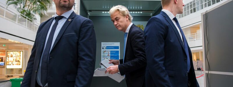 Rechtspopulist Geert Wilders (M) gibt in Den Haag in Begleitung von Personenschützern seine Stimme ab. - Foto: Mike Corder/AP/dpa