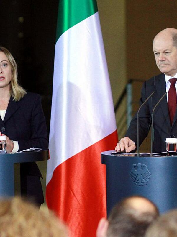 Il cancelliere Olaf Scholz (SPD) e il primo ministro italiano Giorgia Meloni parlano a una conferenza del governo
