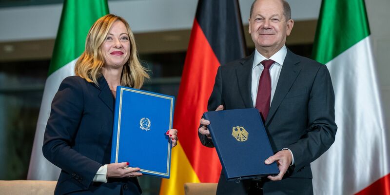 «Aktionsplan» für mehr Zusammenarbeit: Ministerpräsidentin Giorgia Meloni und Bundeskanzler Olaf Scholz in Berlin. - Foto: Michael Kappeler/dpa