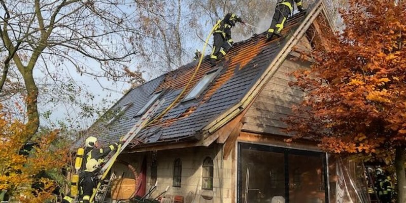 FW Kranenburg: Dachstuhlbrand am Kleingebäude - Foto: presseportal.de