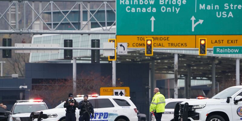 Polizisten sperren den Eingang zur Rainbow Bridge im Bundesstaat New York. - Foto: Derek Gee/The Buffalo News via AP/dpa