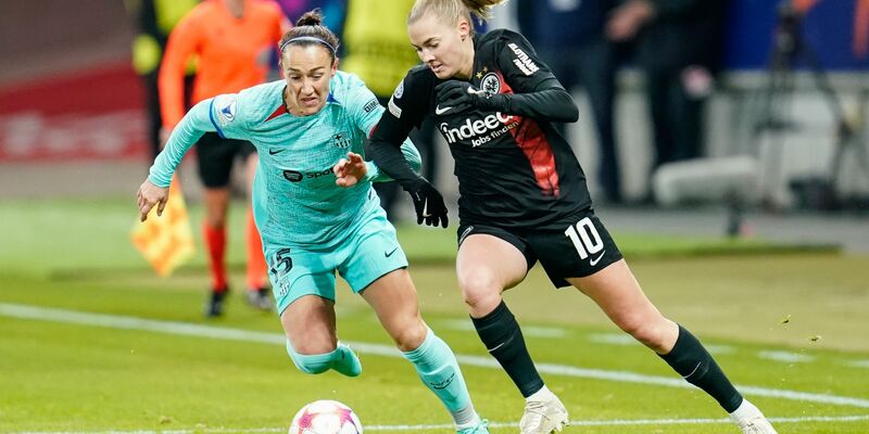 Frankfurts Torschützin Laura Freigang (r) im Zweikampf mit Lucy Bronze vom FC Barcelona. - Foto: Uwe Anspach/dpa
