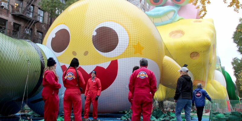 Riesige Heliumballons werden für die alljährliche Thanksgiving-Parade am Central Park in Manhattan vorbereitet. - Foto: Christina Horsten/dpa