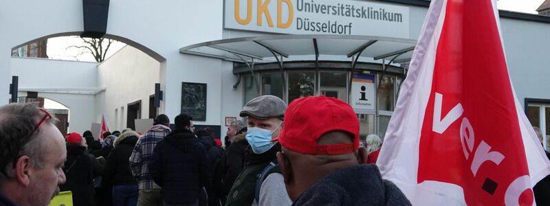 Streikende stehen am 9. November vor dem Eingang der Uniklinik Düsseldorf. - Foto: Mona Wenisch/dpa