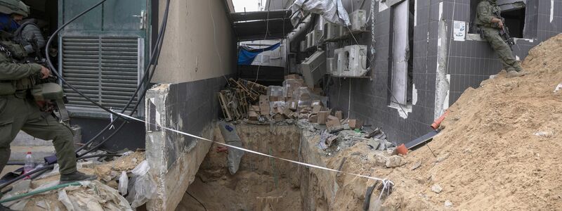 Israelische Soldaten zeigen den Medien einen unterirdischen Tunnel, der unter dem Schifa-Krankenhaus gefunden wurde. - Foto: Victor R. Caivano/AP/dpa