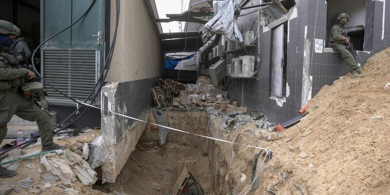 Ein Konvoi mit Krankenwagen fährt durch eine von Trümmern übersäte Straße im Gazastreifen. - Foto: Victor R. Caivano/AP/dpa