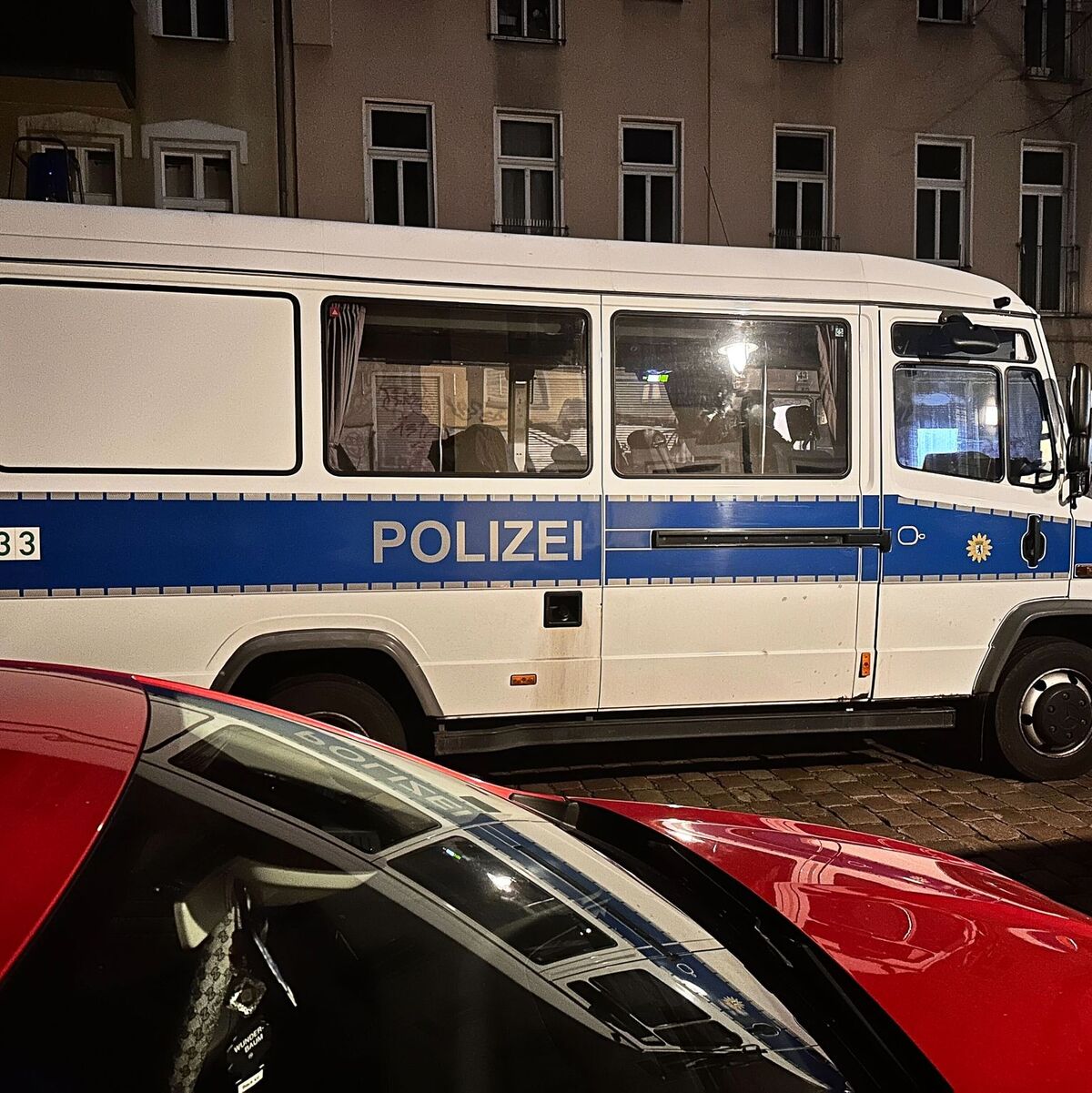 Einsatz am frühen Morgen: Ein Polizeiwagen in Berlin-Friedrichshain. - Foto: Paul Zinken/dpa