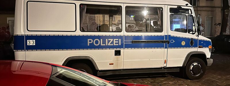 Einsatz am frühen Morgen: Ein Polizeiwagen in Berlin-Friedrichshain. - Foto: Paul Zinken/dpa