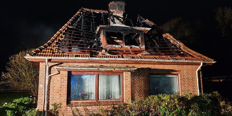 FW-RD: Lütjenbornholt (Kreis Rendsburg-Eckernförde) Großbrand in einem leerstehenden Wohnhaus - Foto: presseportal.de