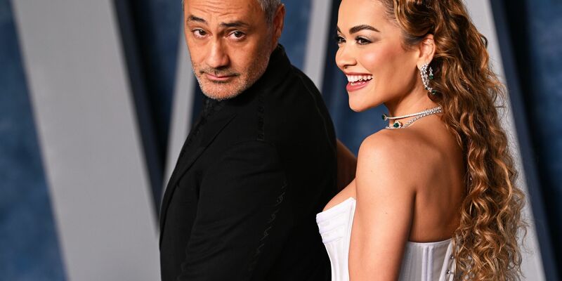 Sängerin Rita Ora und ihr Mann Taika Waititi bei der Vanity Fair Oscar Party im März in Beverly Hills. - Foto: Doug Peters/PA Wire/dpa