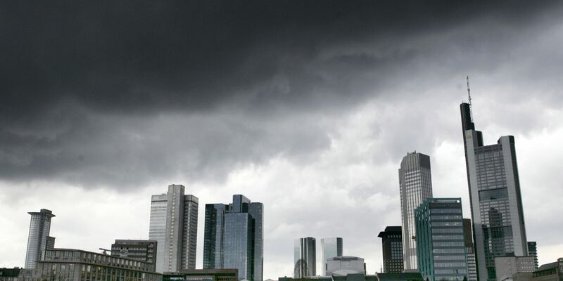Dunkle Regenwolken über der Skyline von Frankfurt am Main. (Symbolbild) - Foto: Frank May/dpa