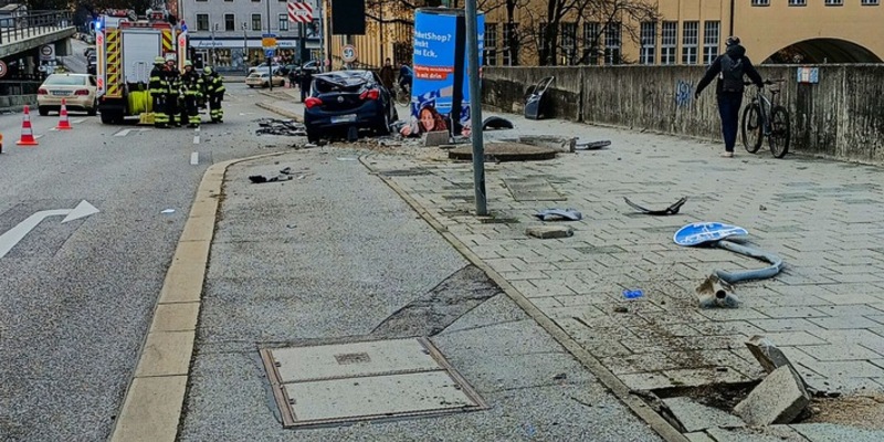 FW-M: Autofahrer rammt Litfaßsäule (Neuhausen) - Foto: presseportal.de