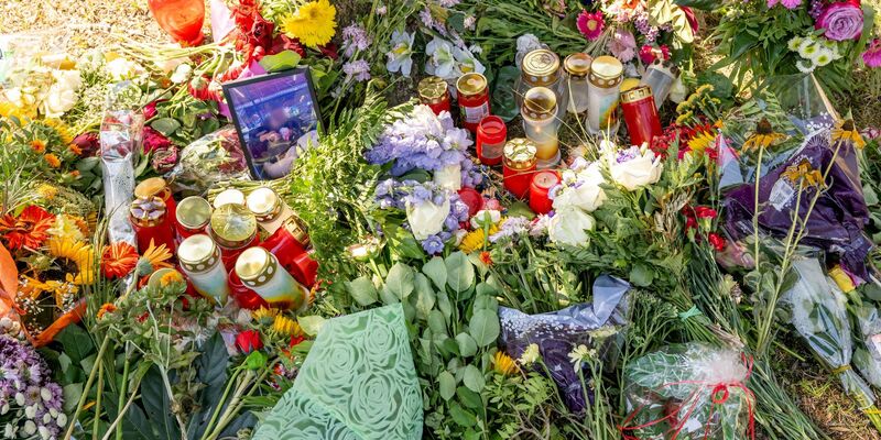 Blumen, Kerzen und Bilder sind im August 2022 nahe des Fundorts der Getöteten zum Gedenken abgelegt worden. - Foto: Peter Kneffel/dpa