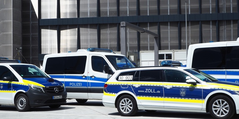 HZA-F: Gemeinsame Kontrollen von Polizei und Zoll am Frankfurter Flughafen- Gewerblicher Güterverkehr sowie Reisebusse im Fokus - Foto: presseportal.de