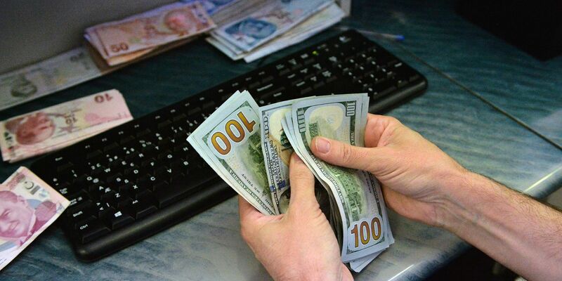 Ein Kassierer zählt Geldscheine in einer Wechselstube in Ankara: Die türkische Notenbank hat ihren Leitzins um 5,0 Prozentpunkte auf 40,0 Prozent angehoben. - Foto: Mustafa Kaya/XinHua/dpa