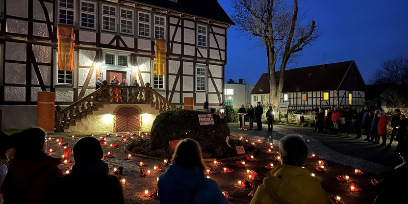 POL-PB: Gleichstellungsbeauftragte rufen zur Solidarität mit Opfern von Femiziden auf - 133 Paar rote Schuhe und Kerzen erinnern an getötete Frauen und Mädchen - Foto: presseportal.de
