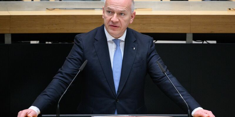 Erwartet von den Universitätsleitungen konsequentes Vorgehen gegen Antisemitismus und aktives Eingreifen: Kai Wegner. - Foto: Bernd von Jutrczenka/dpa