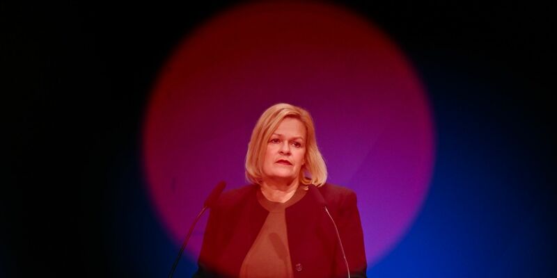 Bundesinnenministerin Nancy Faeser (SPD) bei der BKA-Herbsttagung. - Foto: Arne Dedert/dpa