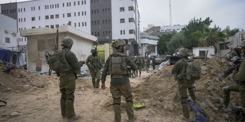 Israelische Soldaten bei einem Einsatz im November vor dem Schifa-Krankenhaus in Gaza-Stadt. - Foto: Victor R. Caivano/AP/dpa