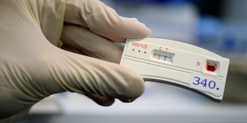 Der Teststreifen an einem HIV-Schnelltest verfärbt sich bei der Berliner Aids-Hilfe nach der Anwendung mit dem Blut einer Testperson. - Foto: Britta Pedersen/dpa-Zentralbild/dpa