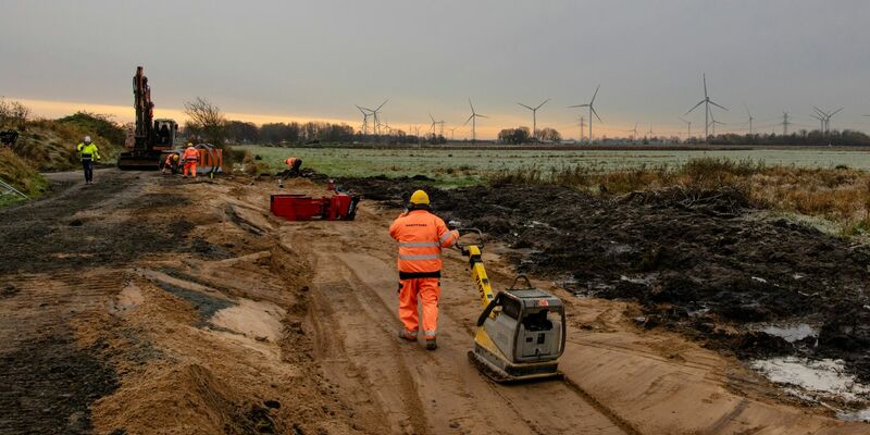 Ein Weg wird auf einer Baustelle im Kreis Dithmarschen planiert. Dort soll die Northvolt-Batteriefabrik für Elektroautos entstehen. - Foto: Frank Molter/dpa
