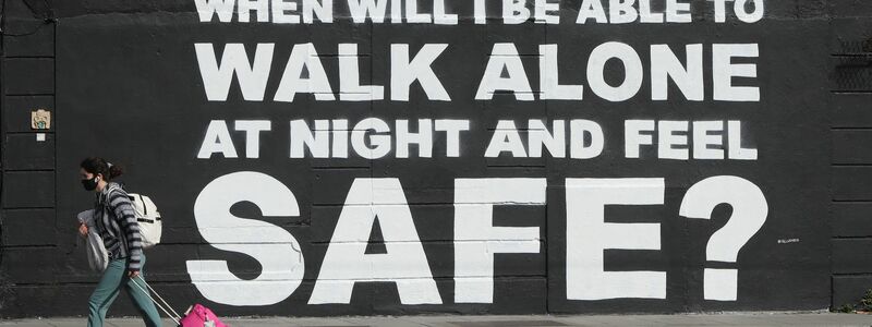 «Wann werde ich nachts alleine unterwegs sein können und mich sicher fühlen?»: ein Wandbild der irischen Künstlerin Emmalene Blake in Dublin. - Foto: Niall Carson/PA Wire/dpa