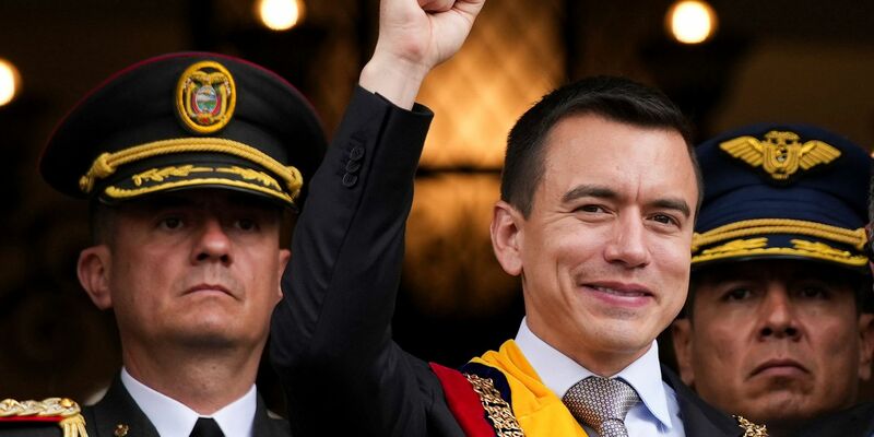 Daniel Noboa (M), frisch vereidigter Präsident von Ecuador, winkt von einem Balkon des Präsidentenpalastes. - Foto: Carlos Noriega/AP/dpa