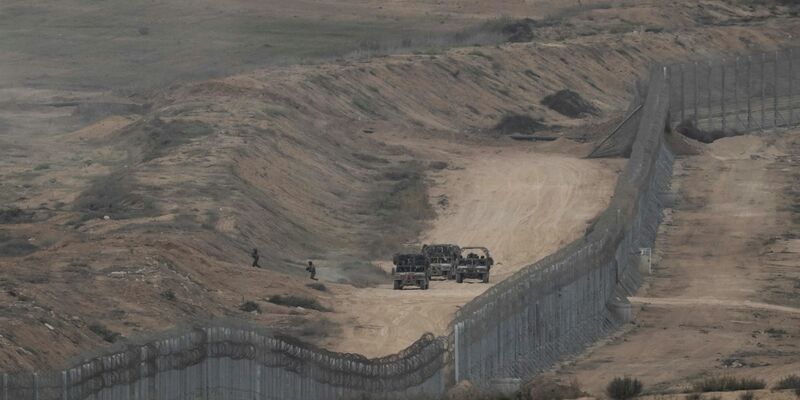 Israelische Soldaten sind an der Grenze zwischen Israel und Gaza zu sehen. (Symbolbild) - Foto: Leo Correa/AP/dpa