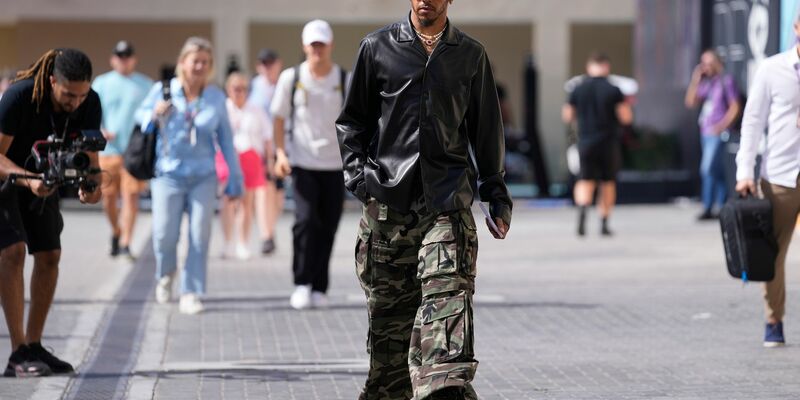 Könnte sich durchaus vorstellen, mit Max Verstappen in einem Team zu fahren: Lewis Hamilton. - Foto: Kamran Jebreili/AP/dpa