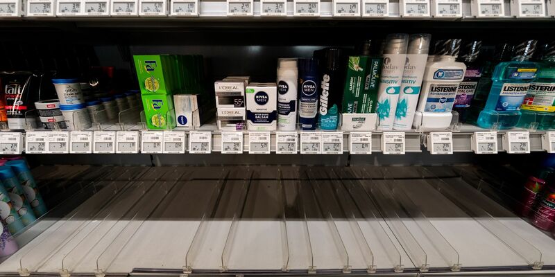 Leere Regalmeter sind seit Monaten Alltag in deutschen Supermärkten. - Foto: Robert Michael/dpa